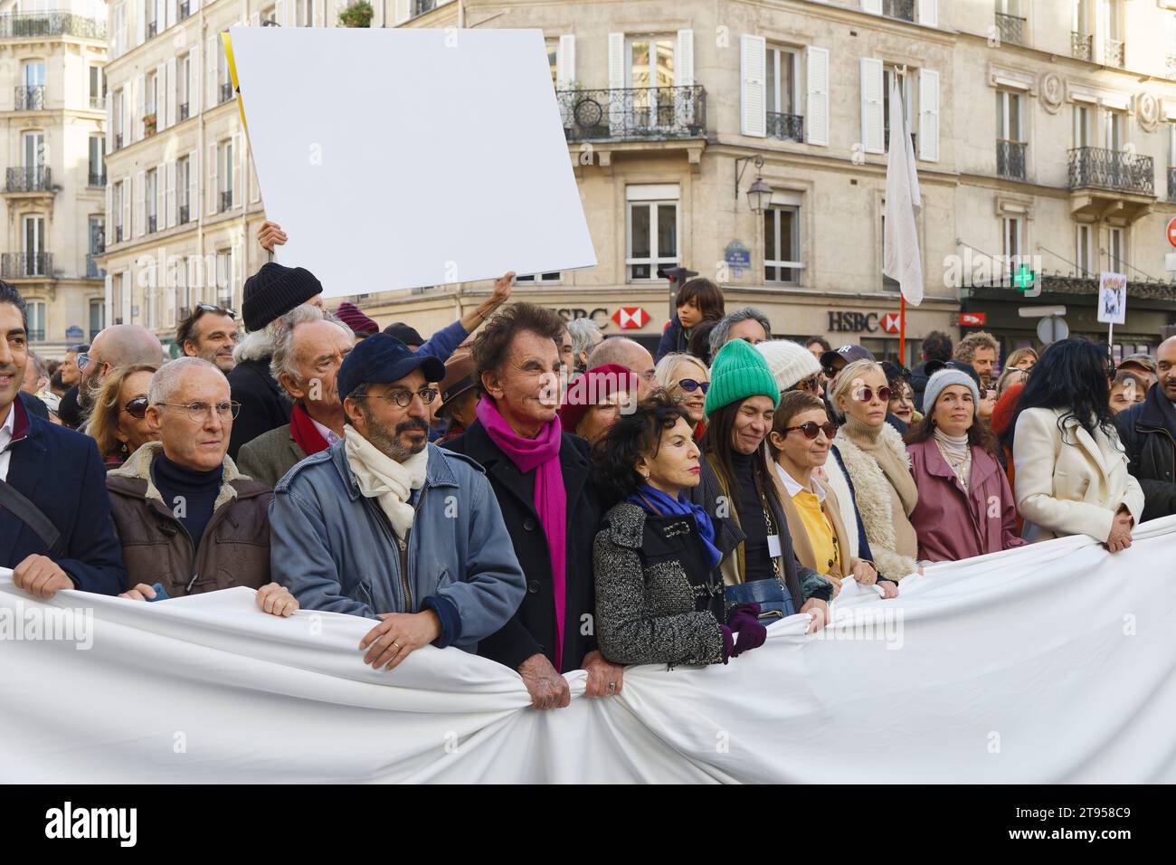 Parigi, Francia. 19 novembre 2023, Laure Adler, Emmanuelle Béart, Jack Lang, Monique Lang, Isabelle Ajdani, Sapho, assistete alla marcia silenziosa per la pace Foto Stock