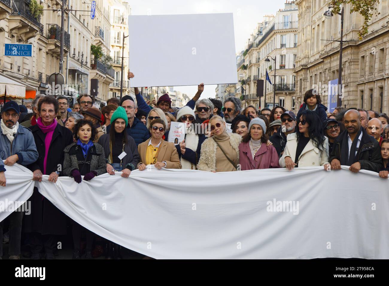 Parigi, Francia. 19 novembre 2023, Laure Adler, Emmanuelle Béart, Jack Lang, Monique Lang, Isabelle Ajani, Sapho, partecipate alla marcia silenziosa per la pace Foto Stock