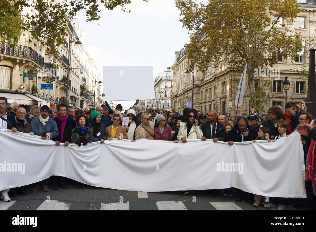 Laure Adler, Emmanuelle Béart, Jack Lang, Monique Lang, Isabelle Adjani, Sapho, partecipa alla marcia silenziosa per la pace in Medio Oriente a Parigi, in Francia Foto Stock