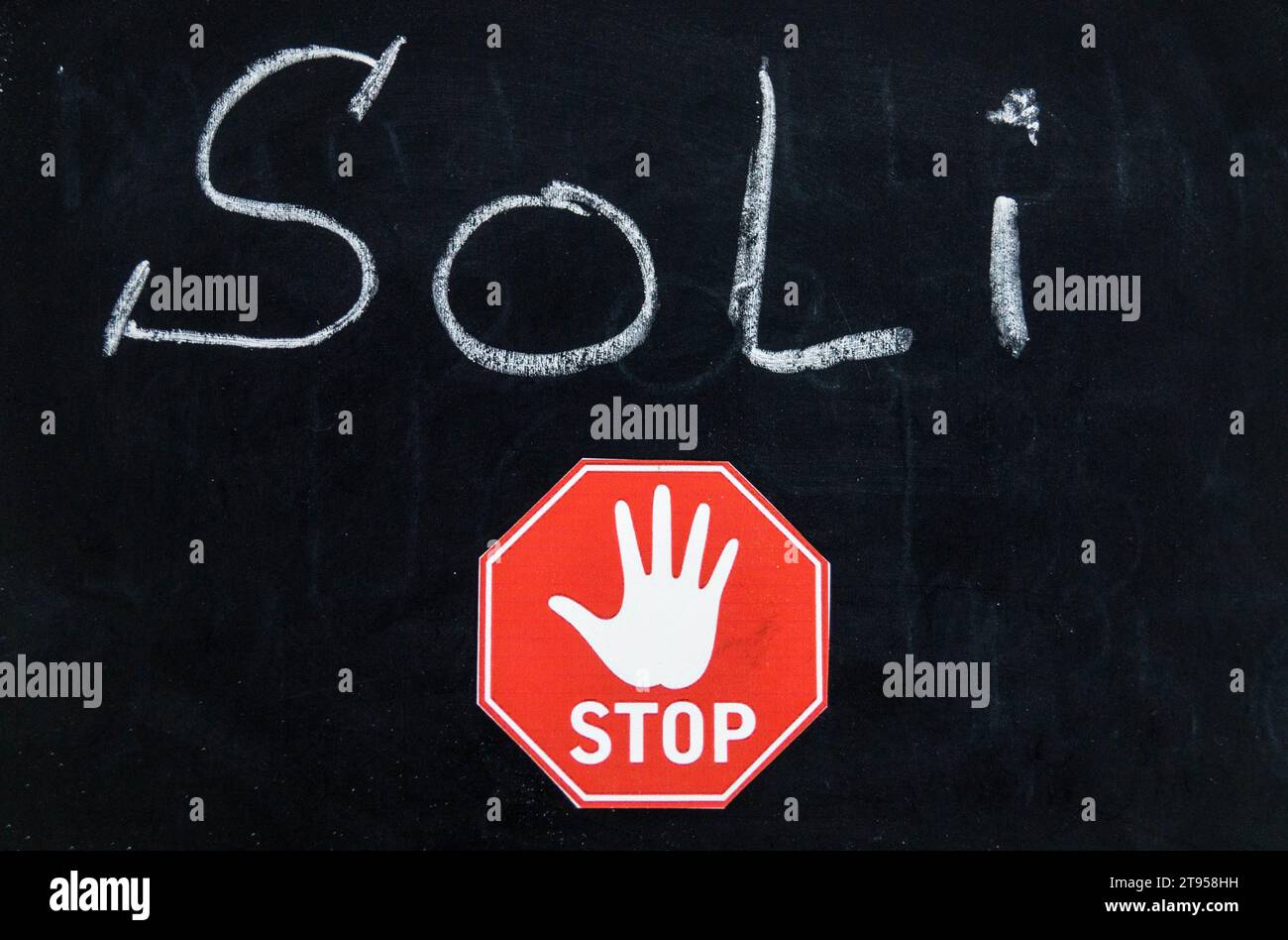 Lavagna con la parola soli e stop sign, abolizione del supplemento di solidarietà in Germania Foto Stock