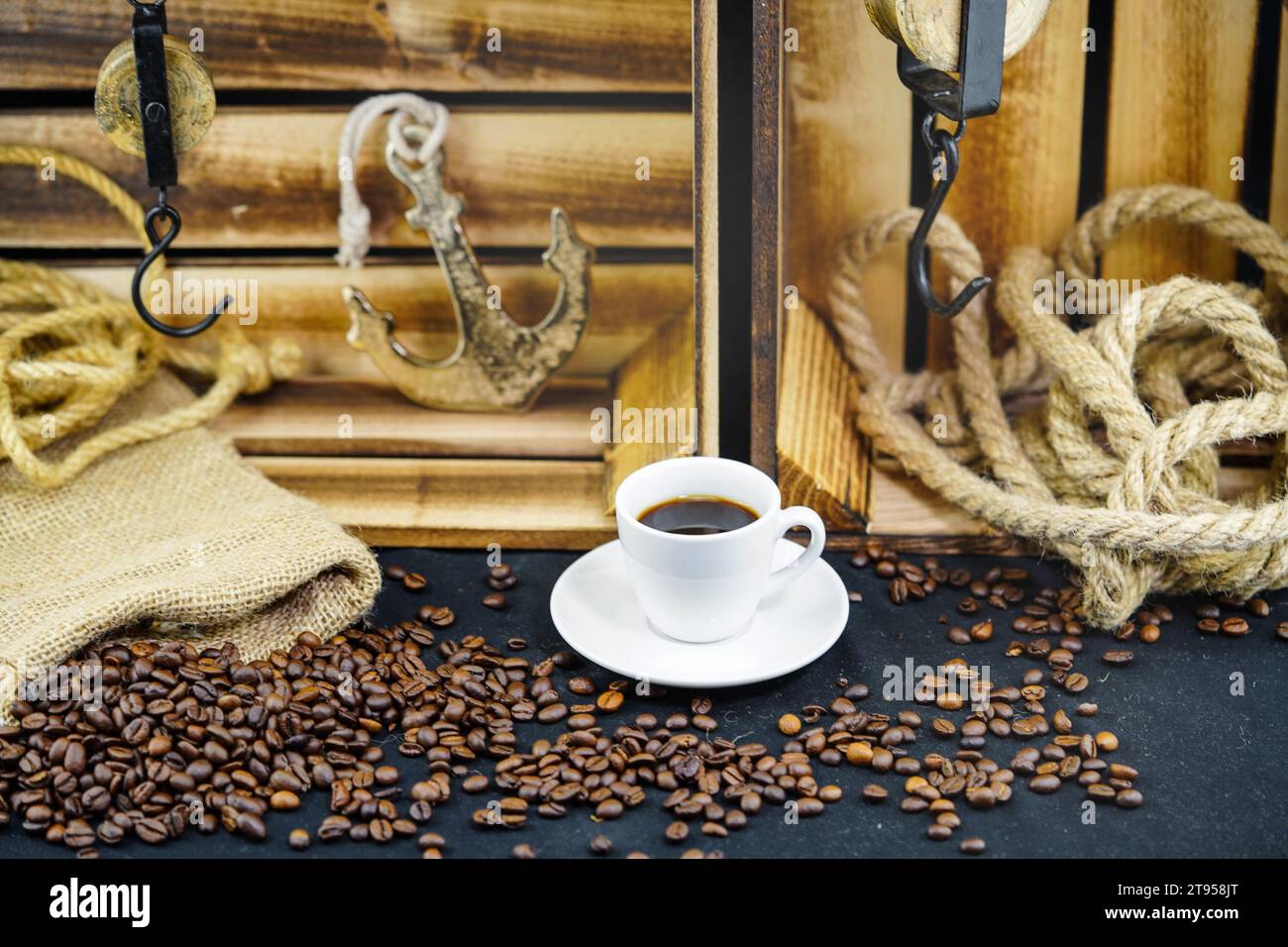 tazza di caffè, chicchi di caffè, ancora, corda e sacco Foto Stock