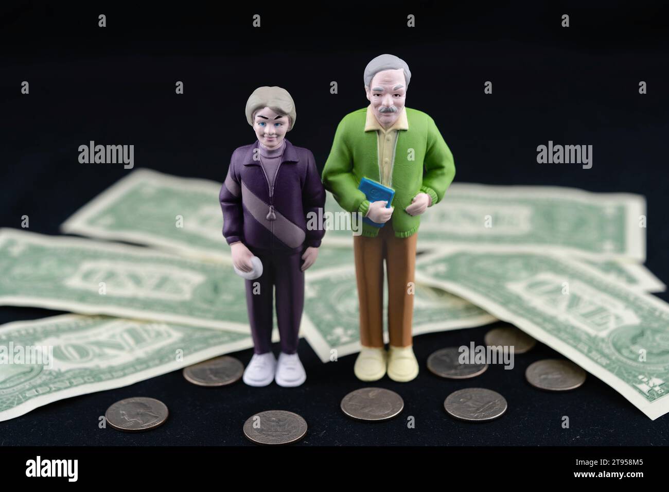 Coppia anziana con banconote da 1 dollaro e centesimi, povertà di vecchiaia Foto Stock