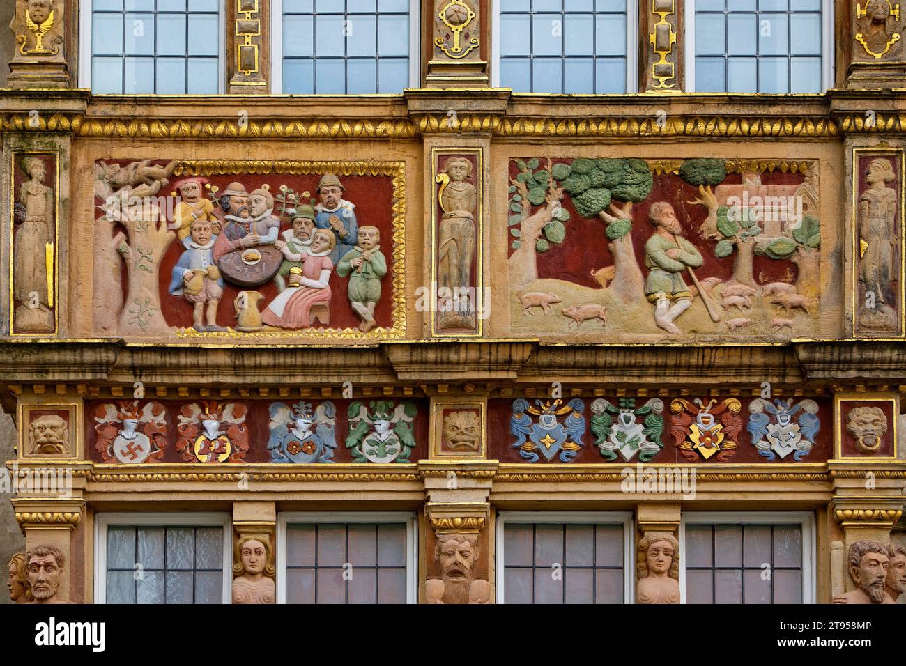 Pannelli di parapetto su oriel rinascimentale, casa del tempio, casa patrizia gotica, Germania, bassa Sassonia, Hildesheim Foto Stock