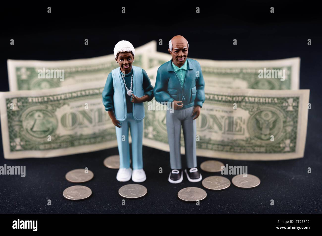 Coppia anziana nera con banconote da 1 dollaro e centesimi, povertà di vecchiaia Foto Stock