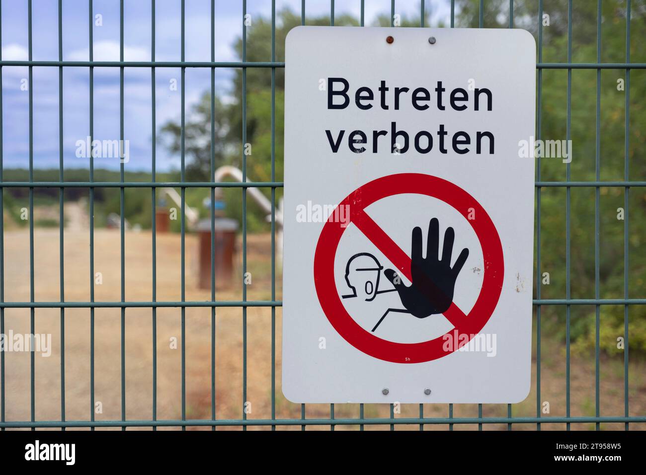 Cartello non entrare nella recinzione delle miniere di superficie del carbone Welzow-Sued der Lausitz energie Bergbau AG (LEAG), Germania, Sassonia, Niederlausitz, Welzow Foto Stock