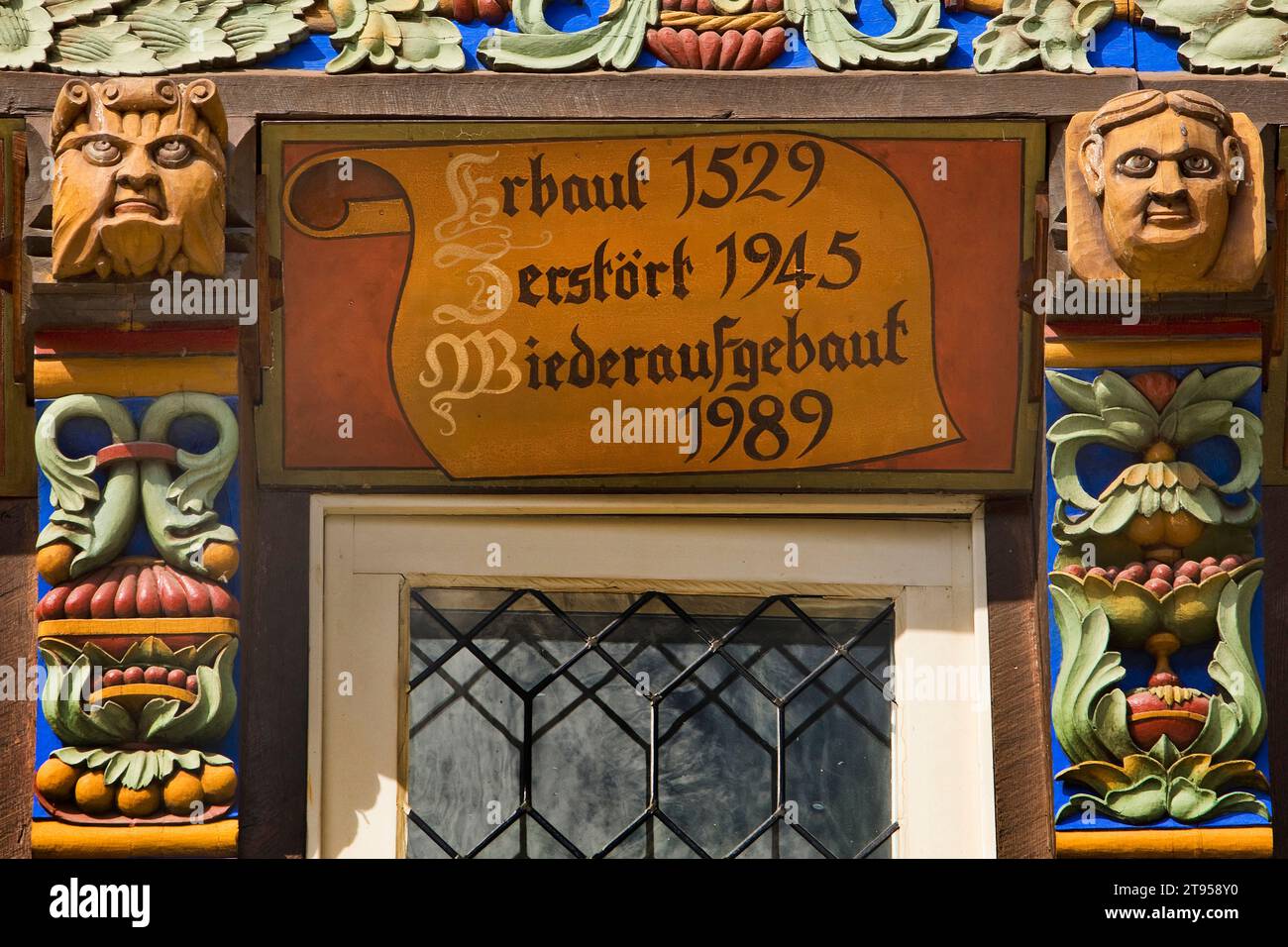 Knochenhaueramtshaus, tavola del vento della facciata con incisioni sulle tacche, Germania, bassa Sassonia, Hildesheim Foto Stock