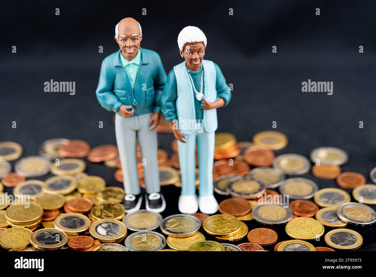 Coppia anziana nera con moneta in euro, povertà di vecchiaia Foto Stock