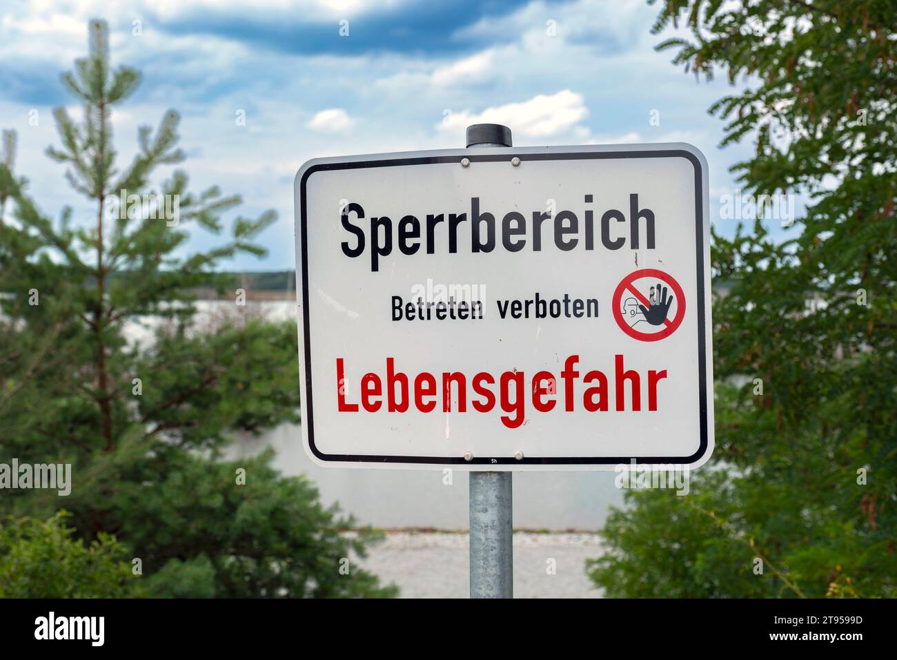 Cartellonistica area vietata, pericolo di vita, sulla riva del lago Senftenberger SEE, Germania, Brandeburgo, Niederlausitz, Senftenberg Foto Stock