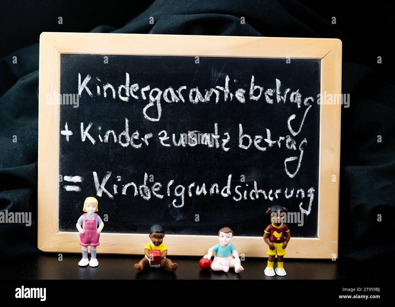 La lavagna con la scritta Kindergarantiebetrag und Kinderzusatzbetrag è il Kindergrundsicherung, assegno di base per figli Foto Stock