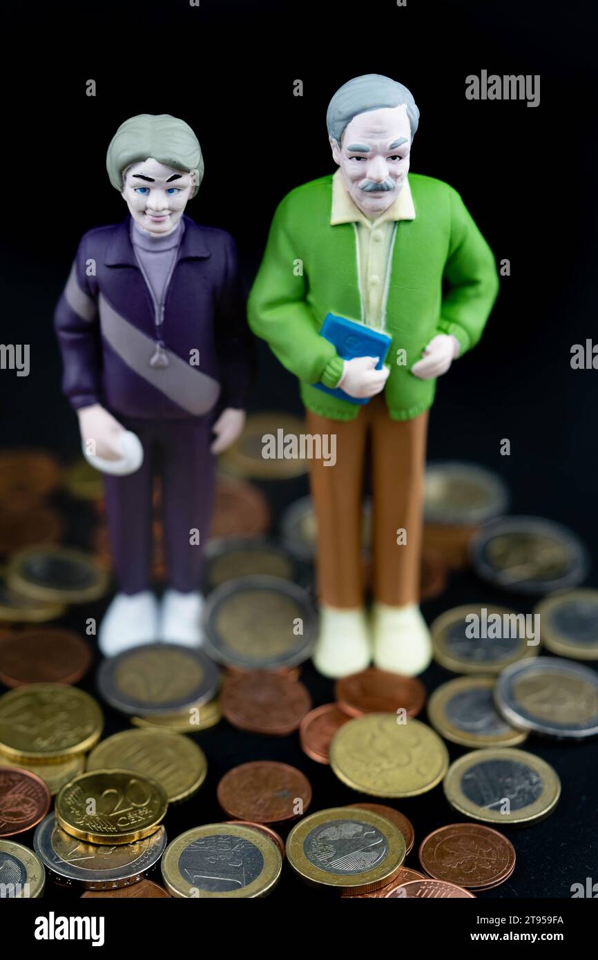 Coppia anziana con moneta in euro, povertà di vecchiaia Foto Stock
