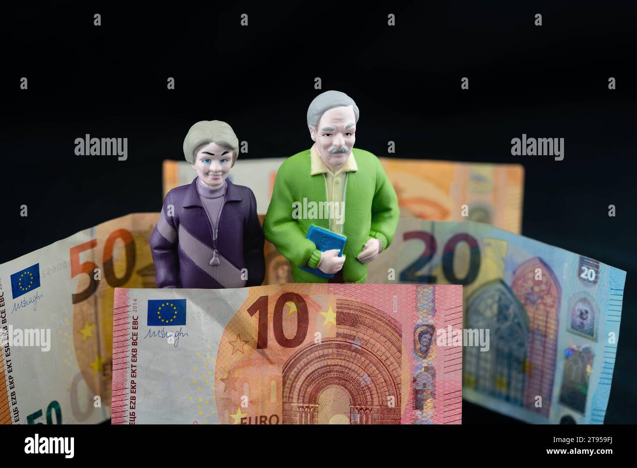 Coppia anziana con moneta in euro, stipendio pensionistico Foto Stock