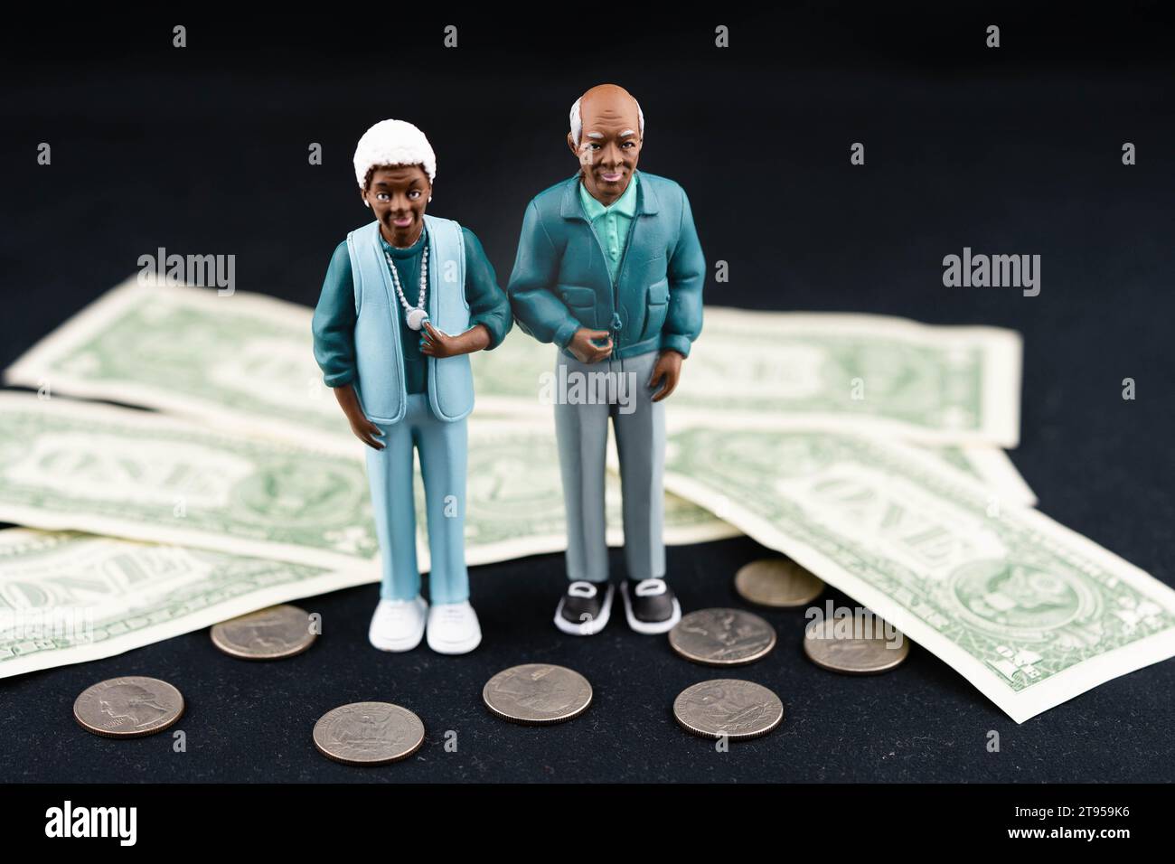 Coppia anziana nera con banconote da 1 dollaro e centesimi, povertà di vecchiaia Foto Stock
