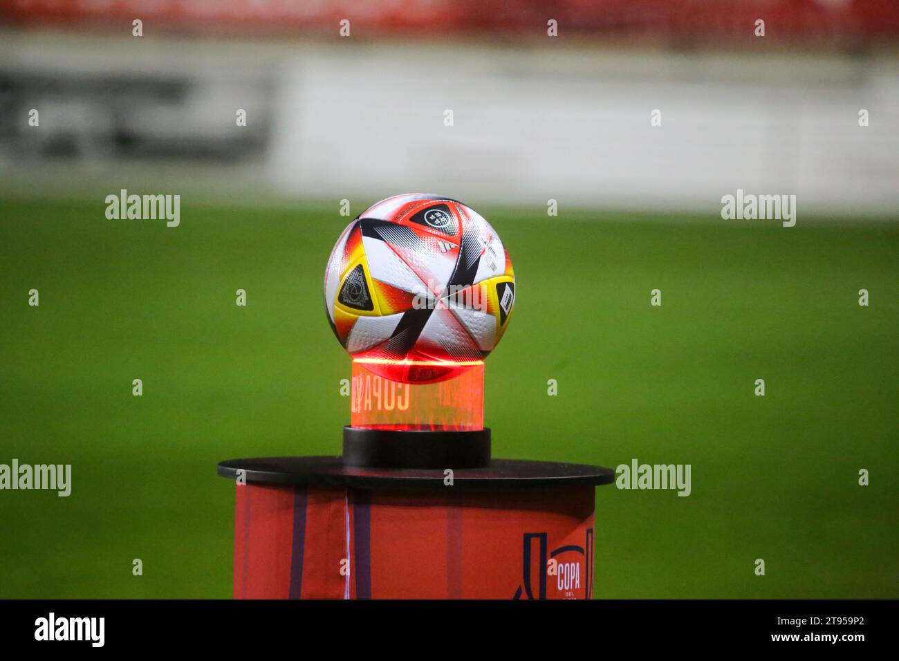 Zamora, Spagna, 22 novembre 2023: La palla con cui si gioca la partita durante il secondo turno della SM El Rey Cup 2023-24 tra Zamora CF e Villarreal CF, il 22 novembre 2023, nello Stadio Ruta de la Plata, a Zamora, in Spagna. Credito: Alberto Brevers / Alamy Live News Foto Stock