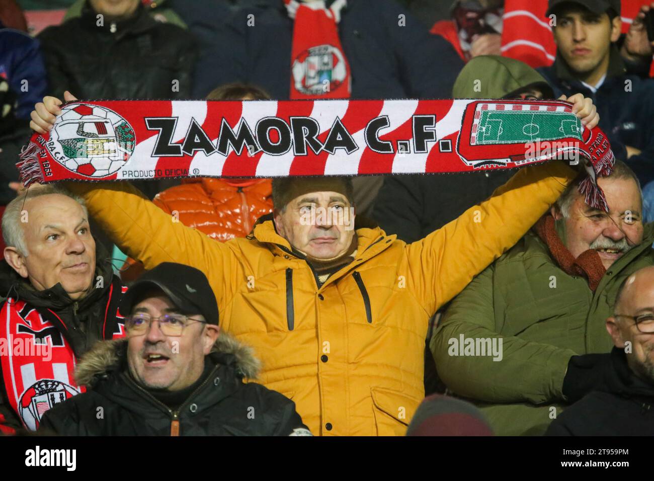 Zamora, Spagna, 22 novembre 2023: Un tifoso mostra la sciarpa Zamora CF durante il secondo round della SM El Rey Cup 2023-24 tra Zamora CF e Villarreal CF, il 22 novembre 2023, presso lo Stadium Silver Route, a Zamora, in Spagna. Credito: Alberto Brevers / Alamy Live News Foto Stock