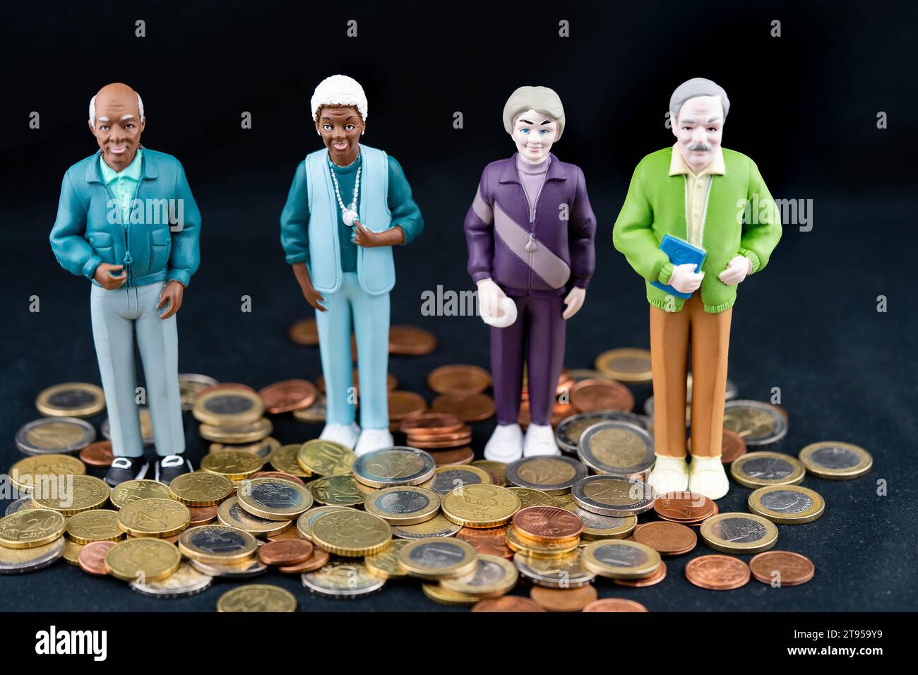 Coppia anziana in bianco e nero con moneta in euro, povertà di vecchiaia Foto Stock