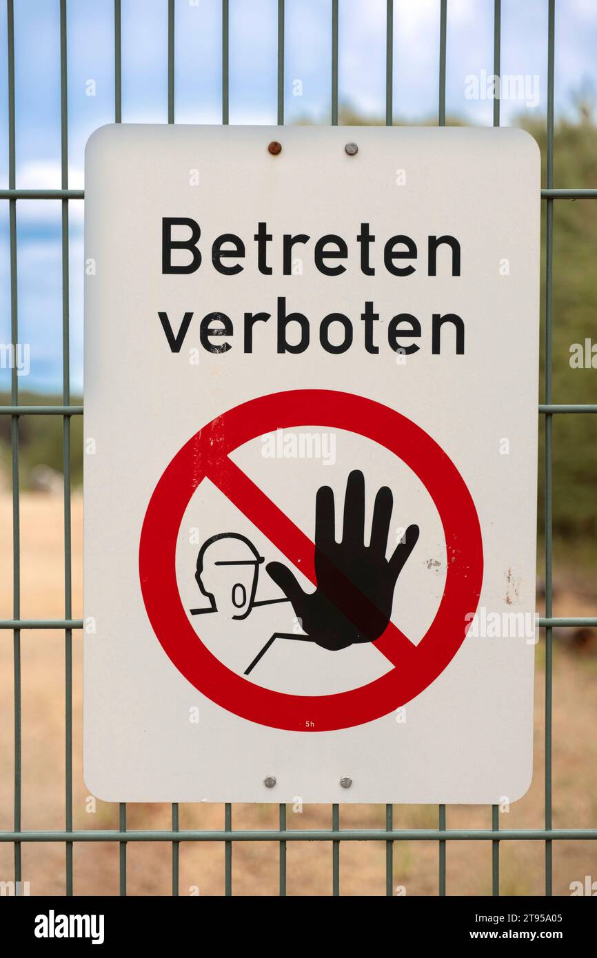 Cartello non entrare nella recinzione delle miniere di superficie del carbone Welzow-Sued der Lausitz energie Bergbau AG (LEAG), Germania, Sassonia, Niederlausitz, Welzow Foto Stock