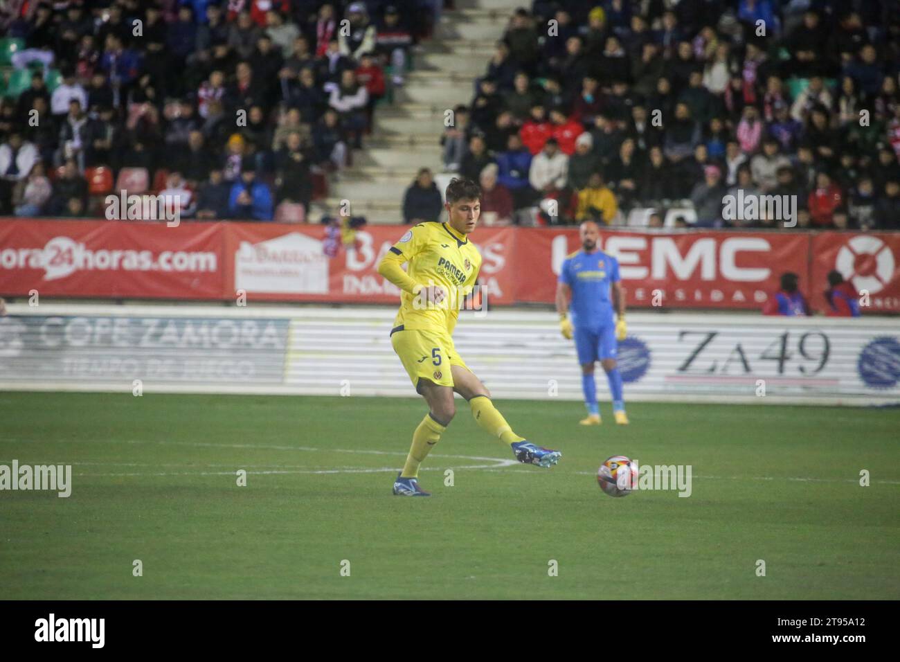 Zamora, Spagna, 22 novembre 2023: Il giocatore del Villarreal CF, Alberto Moreno (18) con la palla durante il secondo round della SM El Rey Cup 2023-24 tra Zamora CF e Villarreal CF, il 22 novembre 2023, allo Stadio Ruta de la Plata, a Zamora, in Spagna. Credito: Alberto Brevers / Alamy Live News Foto Stock