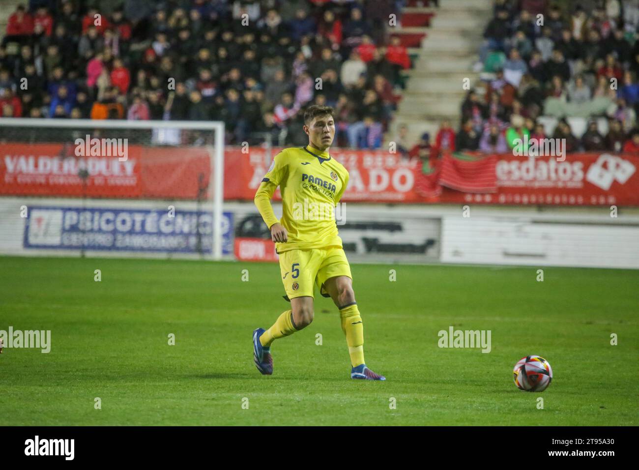 Zamora, Spagna, 22 novembre 2023: Il giocatore del Villarreal CF, Alberto Moreno (18) con la palla durante il secondo round della SM El Rey Cup 2023-24 tra Zamora CF e Villarreal CF, il 22 novembre 2023, allo Stadio Ruta de la Plata, a Zamora, in Spagna. Crediti: Alberto Brevers / Alamy Live NewsZamora, Spagna, 22 novembre 2023: il giocatore del Villarreal CF, Alberto Moreno (18) con la palla durante il secondo round della SM El Rey Cup 2023-24 tra Zamora CF e Villarreal CF, il 22 novembre 2023, allo stadio Ruta de la Plata, a Zamora, in Spagna. Credito: Alberto Brevers / Alamy Live News Foto Stock