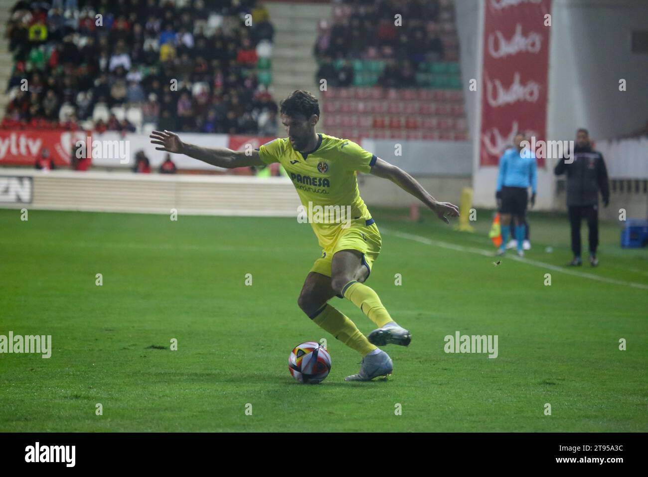 Zamora, Spagna, 22 novembre 2023: Il giocatore del Villarreal CF, Alfonso Pedraza (24) con la palla durante il secondo round della SM El Rey Cup 2023-24 tra Zamora CF e Villarreal CF, il 22 novembre 2023, allo Stadio Ruta de la Plata, a Zamora, in Spagna. Crediti: Alberto Brevers / Alamy Live NewsZamora, Spagna, 22 novembre 2023: il giocatore del Villarreal CF, Alfonso Pedraza (24) con la palla durante il secondo round della SM El Rey Cup 2023-24 tra Zamora CF e Villarreal CF, il 22 novembre 2023, allo stadio Ruta de la Plata, a Zamora, in Spagna. Credito: Alberto Brevers / Alamy Live ne Foto Stock