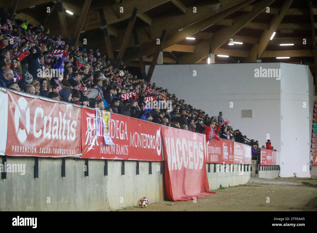 Zamora, Spagna, 22 novembre 2023: I tifosi dello Zamora CF tifosi durante il secondo round della SM El Rey Cup 2023-24 tra lo Zamora CF e il Villarreal CF, il 22 novembre 2023, al Ruta de Stadium la Plata, a Zamora, in Spagna. Credito: Alberto Brevers / Alamy Live News Foto Stock