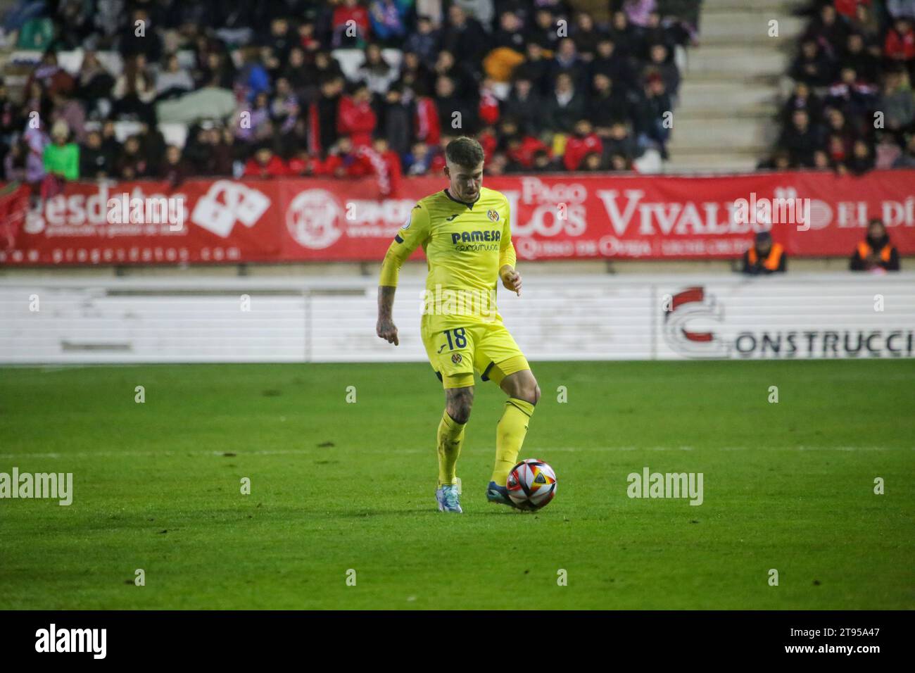 Zamora, Spagna, 22 novembre 2023: Il giocatore del Villarreal CF Alberto Moreno (18) passa la palla durante il secondo round della SM El Rey Cup 2023-24 tra Zamora CF e Villarreal CF, il 22 novembre 2023, allo Stadio Ruta de la Plata, a Zamora, in Spagna. Credito: Alberto Brevers / Alamy Live News Foto Stock