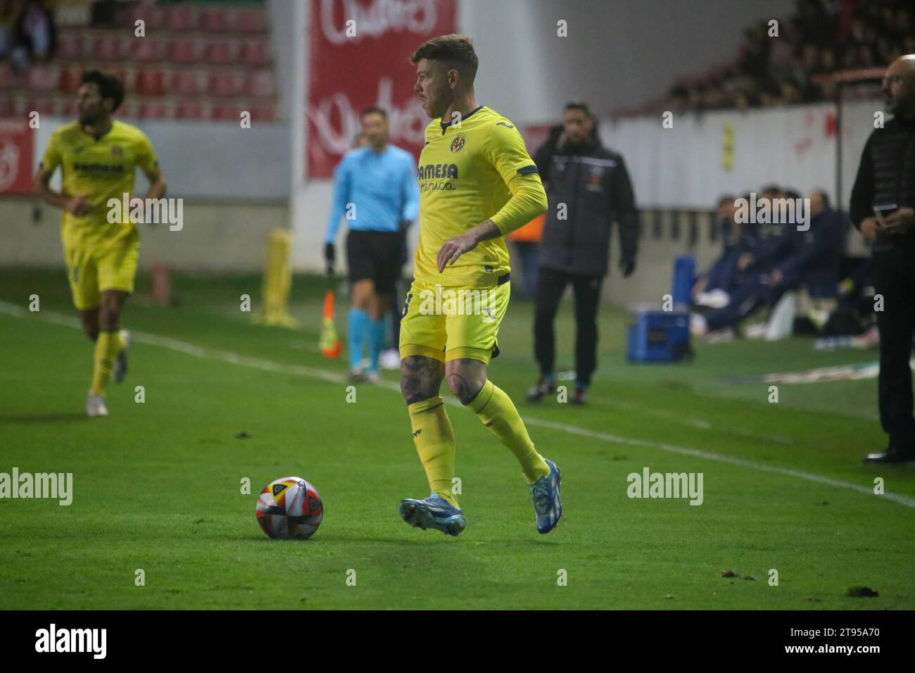 Zamora, Spagna, 22 novembre 2023: Il giocatore del Villarreal CF, Alberto Moreno (18) con la palla durante il secondo round della SM El Rey Cup 2023-24 tra Zamora CF e Villarreal CF, il 22 novembre 2023, allo Stadio Ruta de la Plata, a Zamora, in Spagna. Credito: Alberto Brevers / Alamy Live News Foto Stock