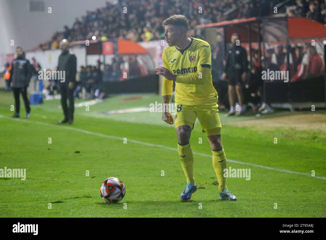 Zamora, Spagna, 22 novembre 2023: Il giocatore del Villarreal CF, Alberto Moreno (18) con la palla durante il secondo round della SM El Rey Cup 2023-24 tra Zamora CF e Villarreal CF, il 22 novembre 2023, allo Stadio Ruta de la Plata, a Zamora, in Spagna. Credito: Alberto Brevers / Alamy Live News Foto Stock