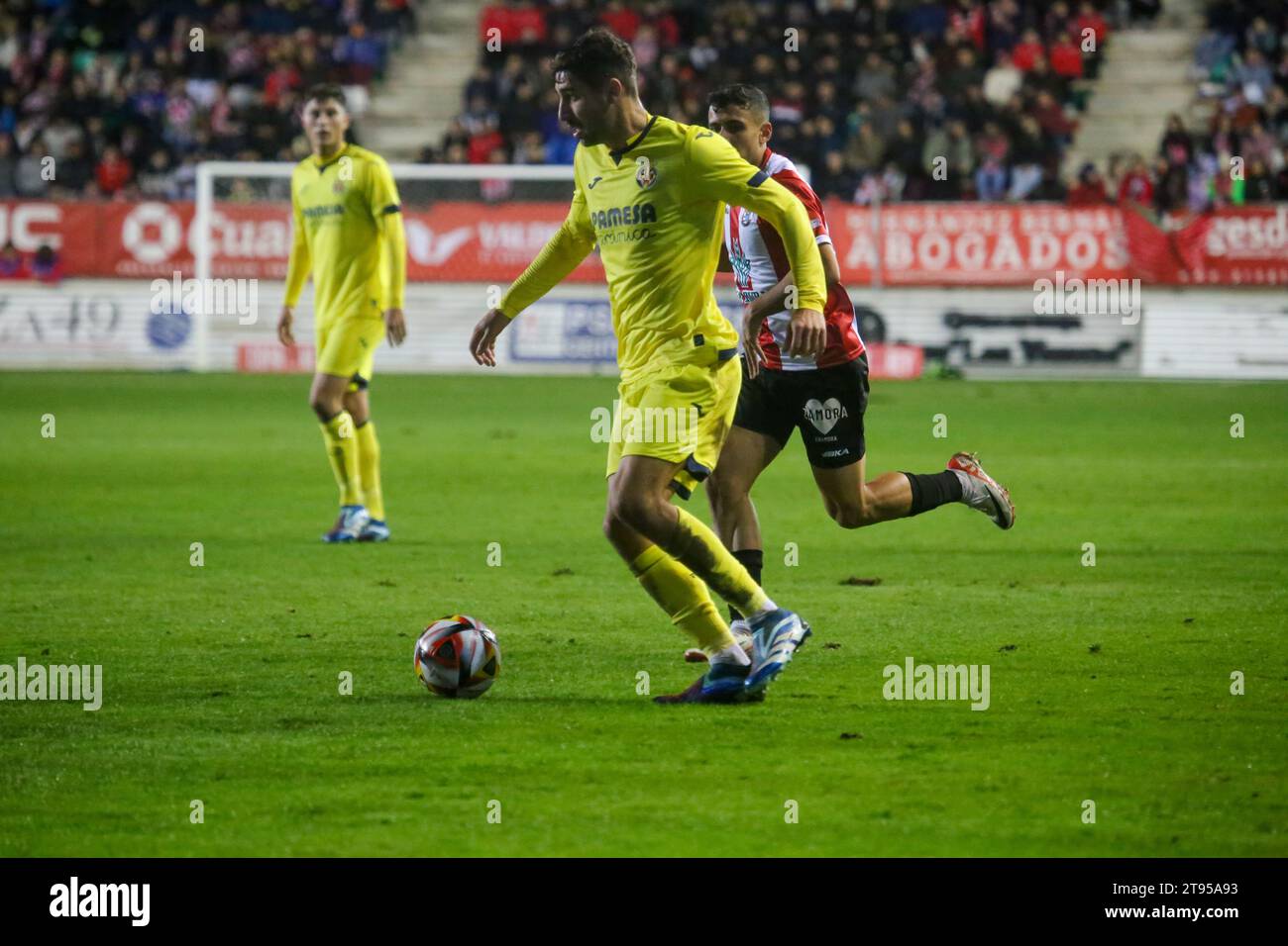 Zamora, Spagna, 22 novembre 2023: Il giocatore del Villarreal CF, Alfonso Pedraza (24) con la palla durante il secondo round della SM El Rey Cup 2023-24 tra Zamora CF e Villarreal CF, il 22 novembre 2023, allo Stadio Ruta de la Plata, a Zamora, in Spagna. Credito: Alberto Brevers / Alamy Live News Foto Stock
