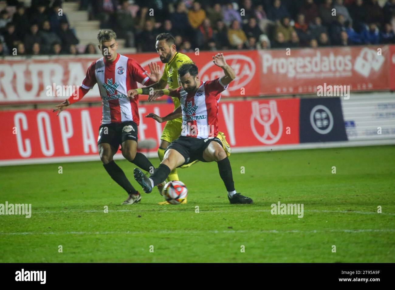 Zamora, Spagna, 22 novembre 2023: Il giocatore dello Zamora CF Luis Miguel Luengo (3) taglia la palla durante il secondo round della SM El Rey Cup 2023-24 tra lo Zamora CF e il Villarreal CF, il 22 novembre 2023, allo stadio Ruta de la Plata, a Zamora, in Spagna. Credito: Alberto Brevers / Alamy Live News Foto Stock