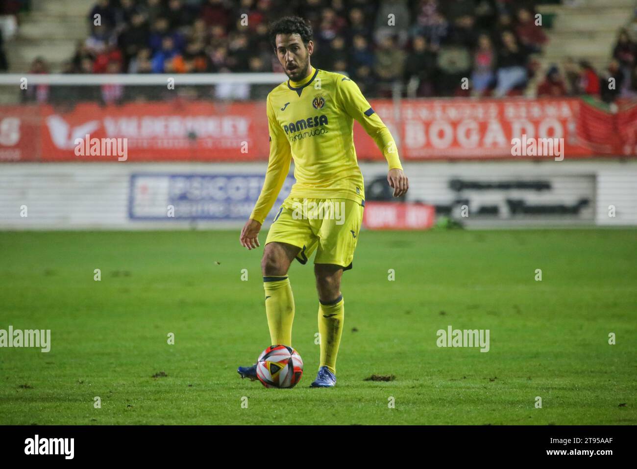 Zamora, Spagna, 22 novembre 2023: Il giocatore del Villarreal CF, Daniel Parejo (10) passa la palla durante il secondo round della SM El Rey Cup 2023-24 tra Zamora CF e Villarreal CF, il 22 novembre 2023, allo Stadio Ruta de la Plata, a Zamora, in Spagna. Credito: Alberto Brevers / Alamy Live News Foto Stock