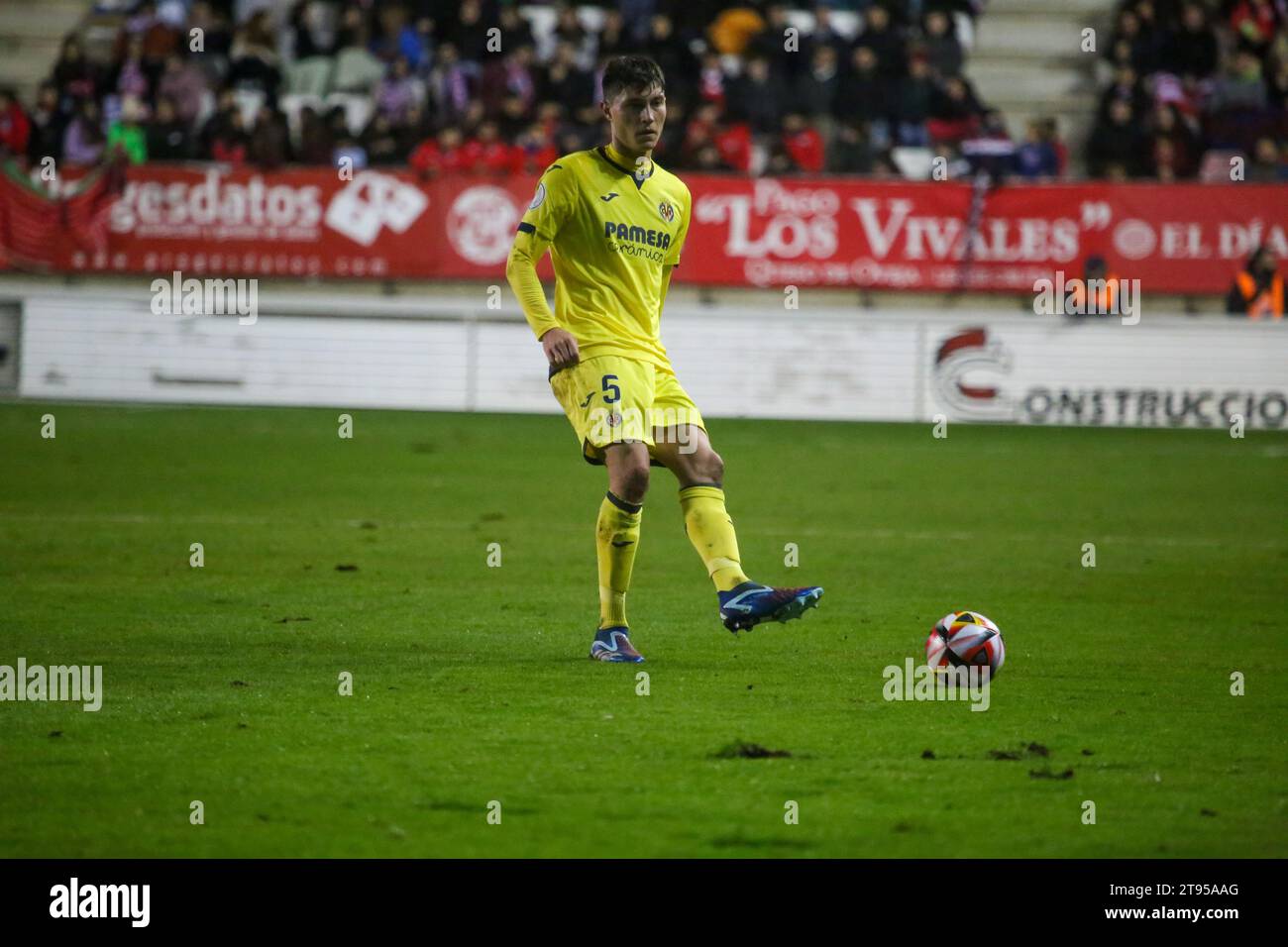 Zamora, Spagna, 22 novembre 2023: Il giocatore del Villarreal CF, Jorge Cuenca (5) passa la palla durante il secondo round della SM El Rey Cup 2023-24 tra Zamora CF e Villarreal CF, il 22 novembre 2023, allo Stadio Ruta de la Plata, a Zamora, in Spagna. Credito: Alberto Brevers / Alamy Live News Foto Stock