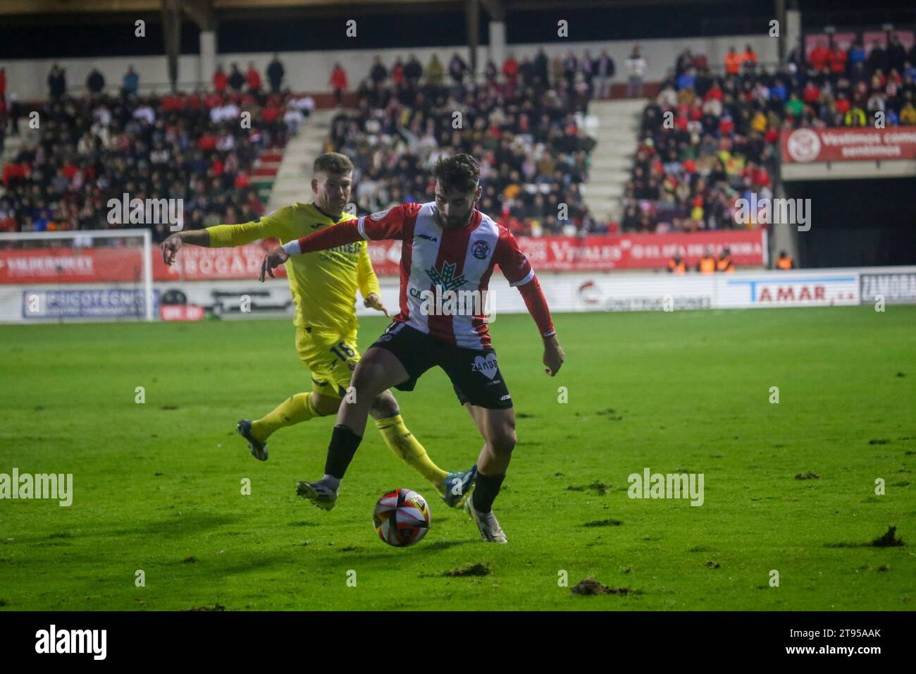 Zamora, Spagna, 22 novembre 2023: il giocatore dello Zamora CF, Adrian Mancebo (11, R) protegge la palla contro Alberto Moreno (18, L) durante il secondo round della SM El Rey Cup 2023-24 tra Zamora CF e Villarreal CF, il 22 novembre 2023, allo stadio Ruta de la Plata, a Zamora, in Spagna. Credito: Alberto Brevers / Alamy Live News Foto Stock