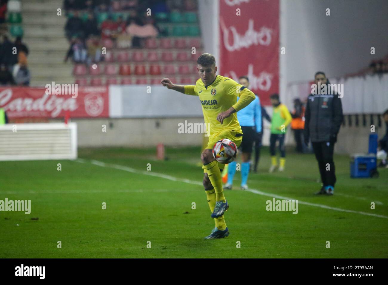 Zamora, Spagna, 22 novembre 2023: Il giocatore del Villarreal CF Alberto Moreno (18) controlla la palla durante il secondo round della SM El Rey Cup 2023-24 tra Zamora CF e Villarreal CF, il 22 novembre 2023, allo Stadio Ruta de la Plata, a Zamora, in Spagna. Credito: Alberto Brevers / Alamy Live News Foto Stock