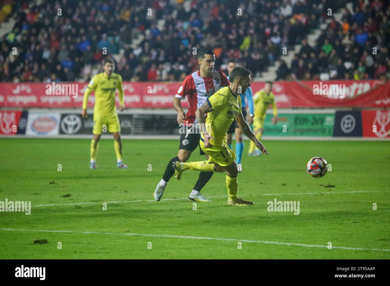 Zamora, Spagna, 22 novembre 2023: Il giocatore del Villarreal CF, Kiko Femenia (17) corre per la palla durante il secondo round della SM El Rey Cup 2023-24 tra Zamora CF e Villarreal CF, il 22 novembre 2023, allo Stadio Ruta de la Plata, a Zamora, in Spagna. Credito: Alberto Brevers / Alamy Live News Foto Stock