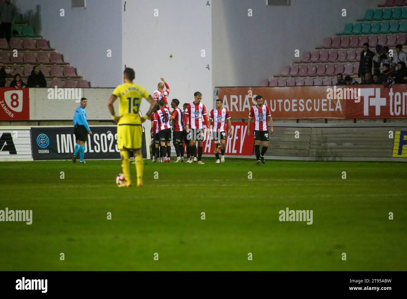 Zamora, Spagna, 22 novembre 2023: I giocatori dello Zamora CF celebrano il gol durante il secondo round della SM El Rey Cup 2023-24 tra lo Zamora CF e il Villarreal CF, il 22 novembre 2023, all'Estadio Silver Route, a Zamora, in Spagna. Credito: Alberto Brevers / Alamy Live News Foto Stock