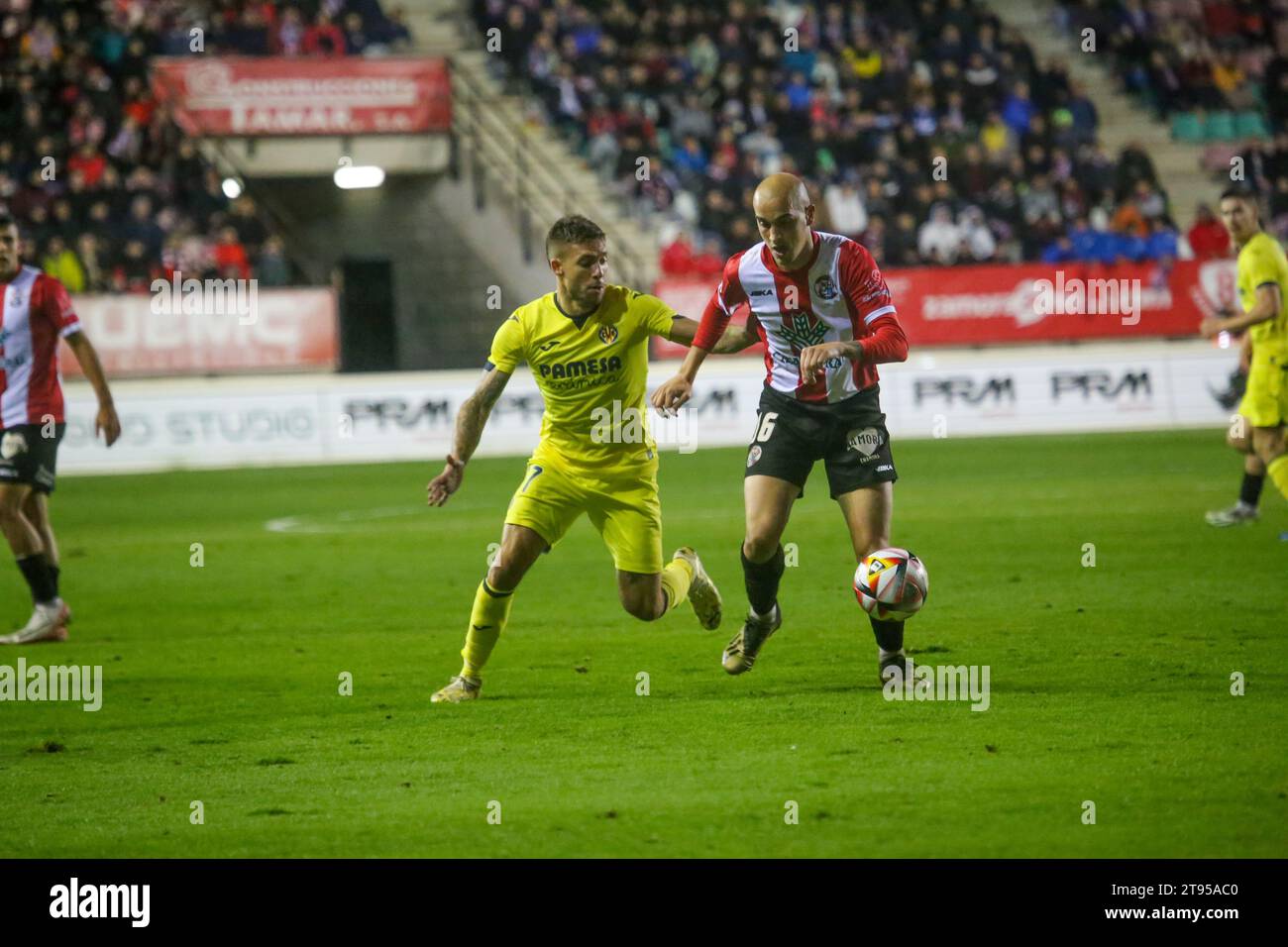 Zamora, Spagna, 22 novembre 2023: il giocatore dello Zamora CF, Asier Etxaburu (16, R) cerca di proteggere la palla contro Kiko Femenias (17, L) durante il secondo turno della SM El Rey Cup 2023-24 tra Zamora CF e Villarreal CF, il 22 novembre 2023, allo stadio Ruta de la Plata, a Zamora, in Spagna. Credito: Alberto Brevers / Alamy Live News Foto Stock