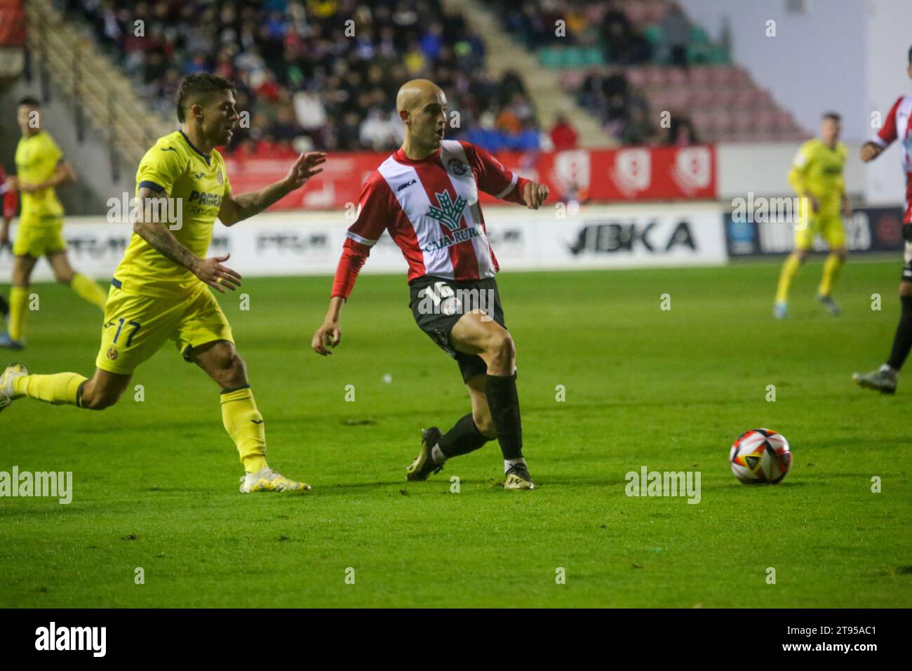 Zamora, Spagna, 22 novembre 2023: il giocatore dello Zamora CF, Asier Etxaburu (16, R) passa la palla a Kiko Femenias (17, L) durante il secondo round della SM El Rey Cup 2023-24 tra Zamora CF e Villarreal CF, il 22 novembre 2023, allo stadio Ruta de la Plata, a Zamora, in Spagna. Credito: Alberto Brevers / Alamy Live News Foto Stock