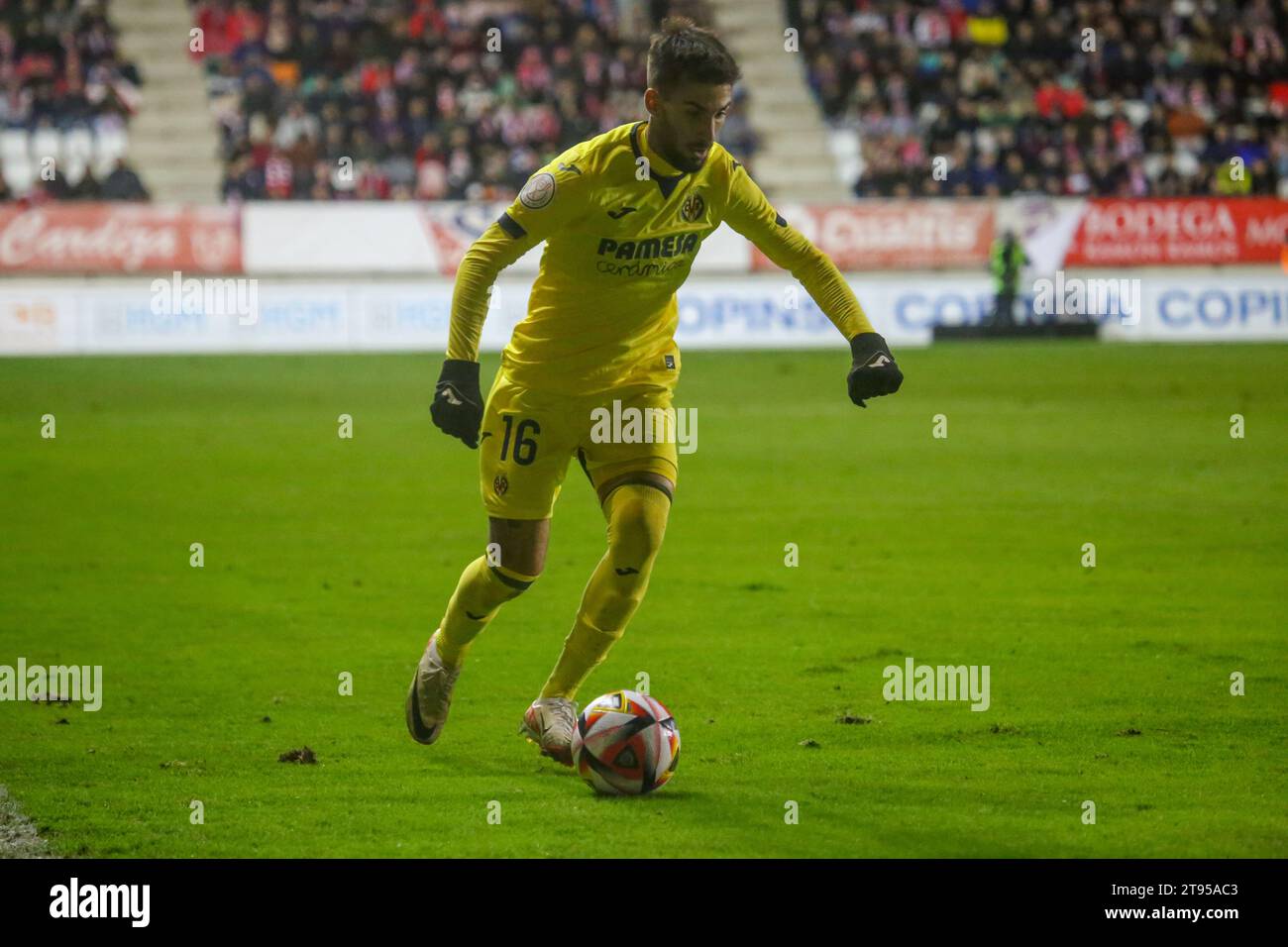 Zamora, Spagna, 22 novembre 2023: Il giocatore del Villarreal CF, Alex Baena (16) con la palla durante il secondo round della SM El Rey Cup 2023-24 tra Zamora CF e Villarreal CF, il 22 novembre 2023, allo Stadio Ruta de la Plata, a Zamora, in Spagna. Credito: Alberto Brevers / Alamy Live News Foto Stock
