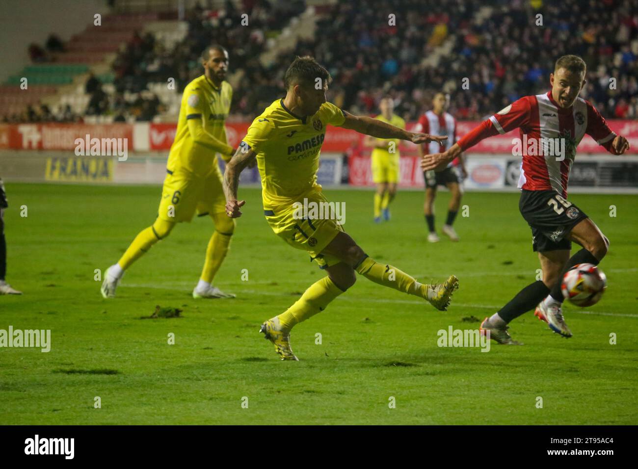 Zamora, Spagna, 22 novembre 2023: Il giocatore del Villarreal CF, Kiko Femenia (17) attraversa la palla durante il secondo round della SM El Rey Cup 2023-24 tra Zamora CF e Villarreal CF, il 22 novembre 2023, allo Stadio Ruta de la Plata, a Zamora, in Spagna. Credito: Alberto Brevers / Alamy Live News Foto Stock