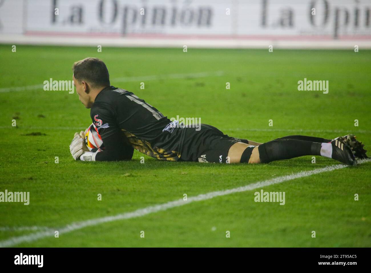 Zamora, Spagna, 22 novembre 2023: Fermin Sobron (13), portiere dello Zamora CF, prende il pallone durante il secondo round della SM El Rey Cup 2023-24 tra Zamora CF e Villarreal CF, il 22 novembre 2023, allo stadio Ruta de la Plata, a Zamora, in Spagna. Credito: Alberto Brevers / Alamy Live News Foto Stock