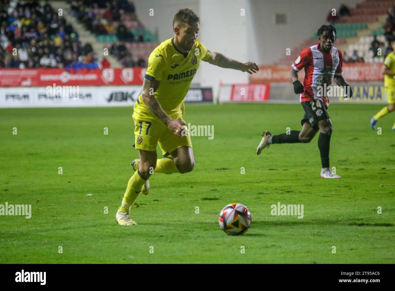Zamora, Spagna, 22 novembre 2023: Il giocatore del Villarreal CF, Kiko Femenia (17) con la palla durante il secondo round della SM El Rey Cup 2023-24 tra Zamora CF e Villarreal CF, il 22 novembre 2023, allo Stadio Ruta de la Plata, a Zamora, in Spagna. Credito: Alberto Brevers / Alamy Live News Foto Stock