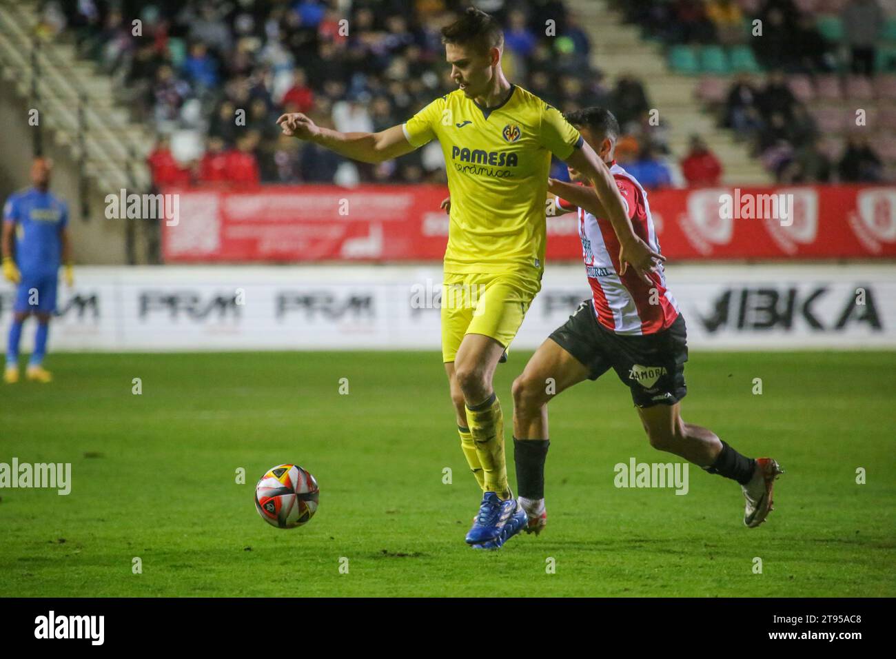Zamora, Spagna, 22 novembre 2023: Il giocatore del Villarreal CF, Jorge Cuenca (5) con la palla durante il secondo round della SM El Rey Cup 2023-24 tra Zamora CF e Villarreal CF, il 22 novembre 2023, allo Stadio Ruta de la Plata, a Zamora, in Spagna. Credito: Alberto Brevers / Alamy Live News Foto Stock