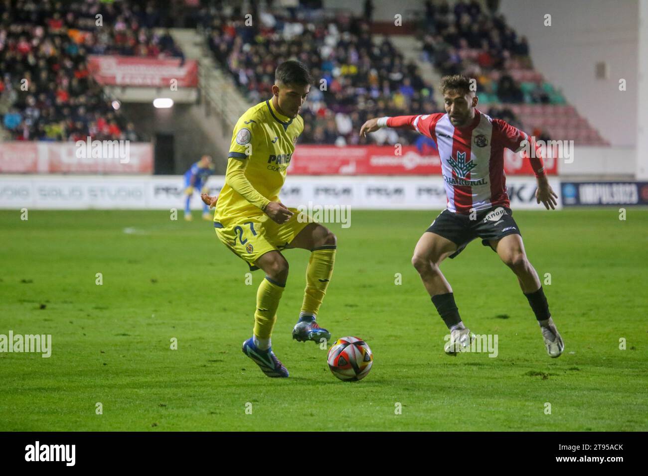 Zamora, Spagna, 22 novembre 2023: Giocatore del Villarreal CF, Illias Akhomach (27) con la palla durante il secondo round della SM El Rey Cup 2023-24 tra Zamora CF e Villarreal CF, il 22 novembre 2023, allo Stadio Ruta de la Plata, a Zamora, in Spagna. Credito: Alberto Brevers / Alamy Live News Foto Stock