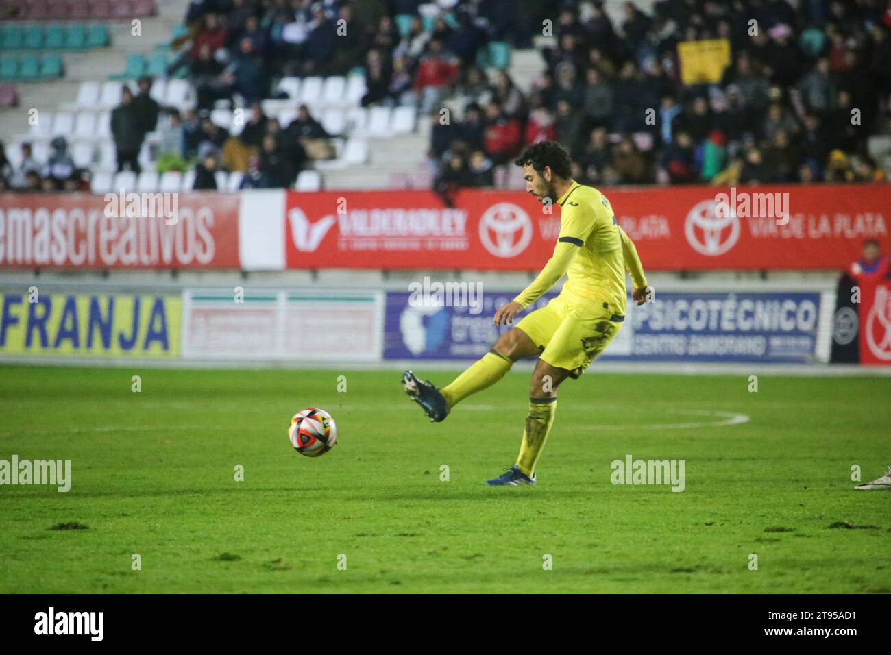 Zamora, Spagna, 22 novembre 2023: Il giocatore del Villarreal CF, Daniel Parejo (10) passa la palla durante il secondo round della SM El Rey Cup 2023-24 tra Zamora CF e Villarreal CF, il 22 novembre 2023, allo Stadio Ruta de la Plata, a Zamora, in Spagna. Credito: Alberto Brevers / Alamy Live News Foto Stock