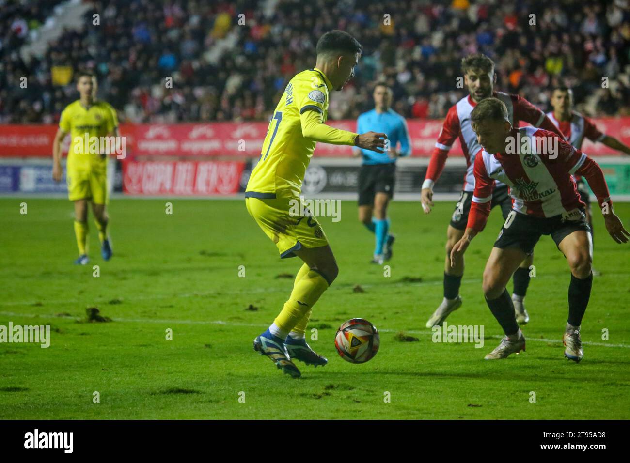 Zamora, Spagna, 22 novembre 2023: Il giocatore del Villarreal CF, Illias Akhomach (27) affronta un avversario durante il secondo round della SM El Rey Cup 2023-24 tra Zamora CF e Villarreal CF, il 22 novembre 2023, allo stadio Ruta de la Plata, a Zamora, in Spagna. Credito: Alberto Brevers / Alamy Live News Foto Stock