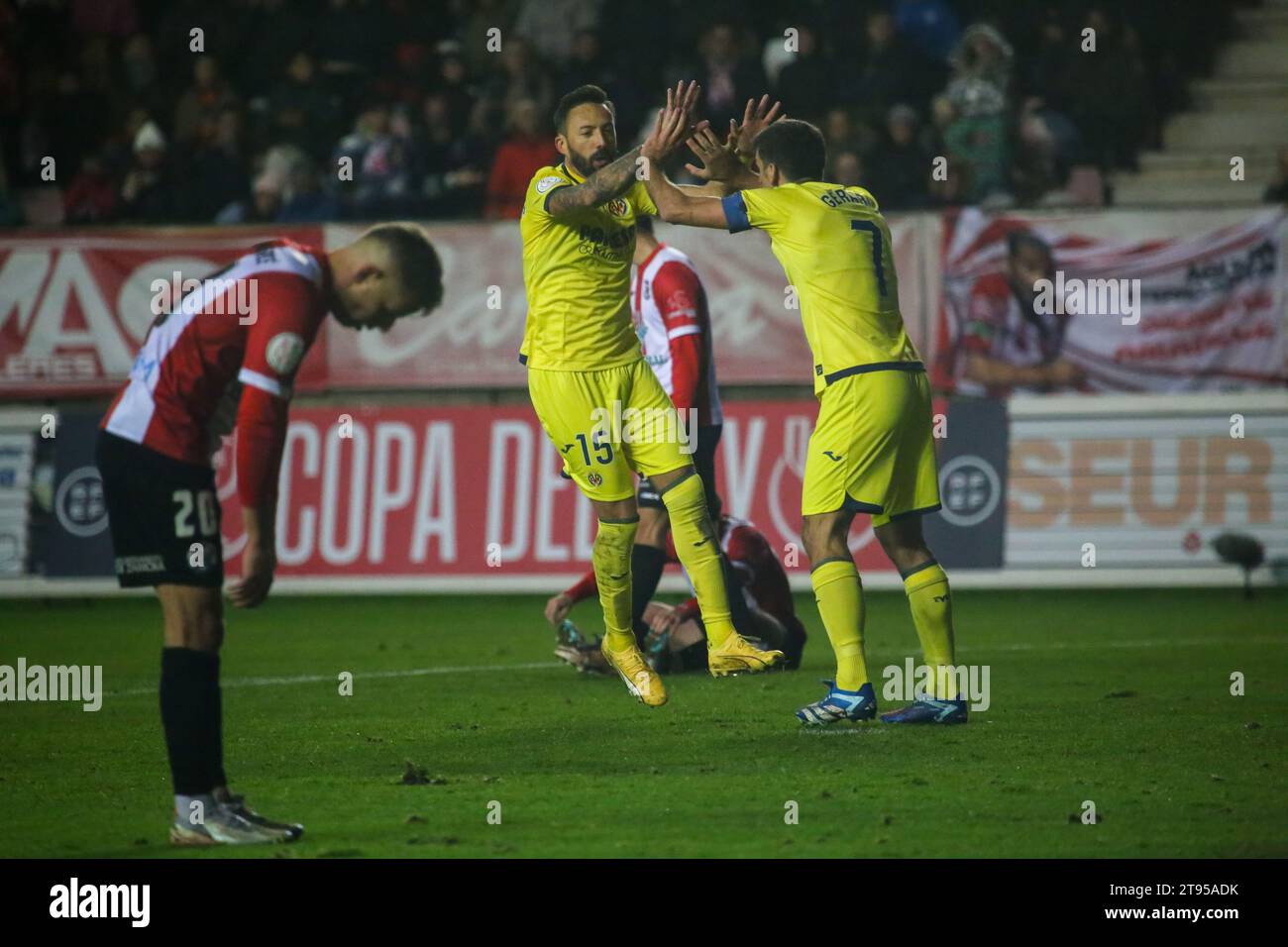 Zamora, Spagna, 22 novembre 2023: il giocatore del Villarreal CF, Jose Luis Morales (15, L) festeggia il gol pareggiato con Gerard Moreno (7, R) durante il secondo round della SM El Rey Cup 2023- 24 tra Zamora CF e Villarreal CF, il 22 novembre 2023, allo stadio Ruta de la Plata, a Zamora, in Spagna. Credito: Alberto Brevers / Alamy Live News Foto Stock