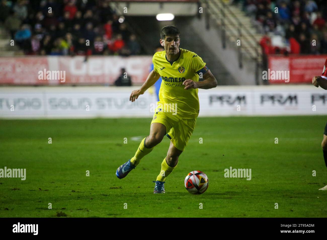 Zamora, Spagna, 22 novembre 2023: Il giocatore del Villarreal CF, Gerard Moreno (7) con la palla durante il secondo round della SM El Rey Cup 2023-24 tra Zamora CF e Villarreal CF, il 22 novembre 2023, allo Stadio Ruta de la Plata, a Zamora, in Spagna. Credito: Alberto Brevers / Alamy Live News Foto Stock
