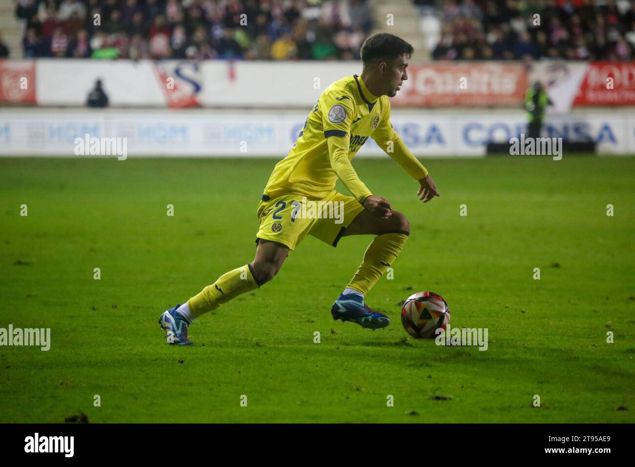 Zamora, Spagna, 22 novembre 2023: Giocatore del Villarreal CF, Illias Akhomach (27) con la palla durante il secondo round della SM El Rey Cup 2023-24 tra Zamora CF e Villarreal CF, il 22 novembre 2023, allo Stadio Ruta de la Plata, a Zamora, in Spagna. Credito: Alberto Brevers / Alamy Live News Foto Stock