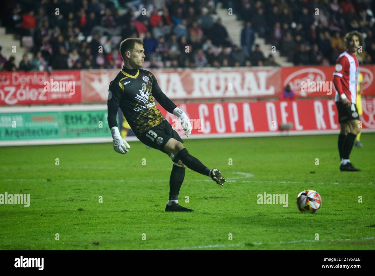 Zamora, Spagna, 22 novembre 2023: Il portiere dello Zamora CF, Fermin Soberon (13) passa la palla durante il secondo round della SM El Rey Cup 2023-24 tra Zamora CF e Villarreal CF, il 22 novembre 2023, allo stadio Ruta de la Plata, a Zamora, in Spagna. Credito: Alberto Brevers / Alamy Live News Foto Stock