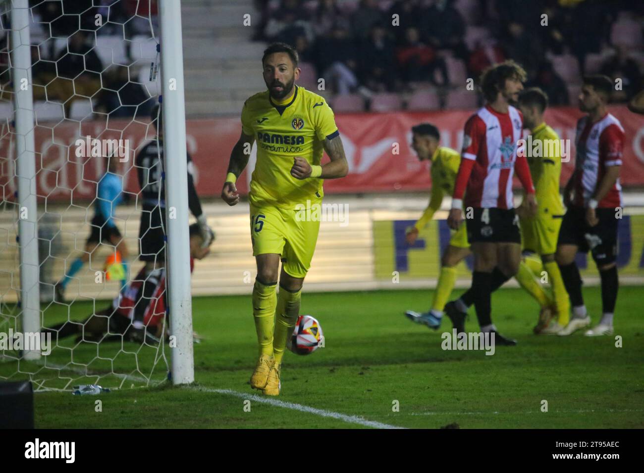 Zamora, Spagna, 22 novembre 2023: Il giocatore del Villarreal CF, Jose Luis Morales (15) festeggia il secondo gol durante il secondo round della SM El Rey Cup 2023-24 tra Zamora CF e Villarreal CF, il 22 novembre 2023, allo stadio Ruta de la Plata, a Zamora, in Spagna. Credito: Alberto Brevers / Alamy Live News Foto Stock